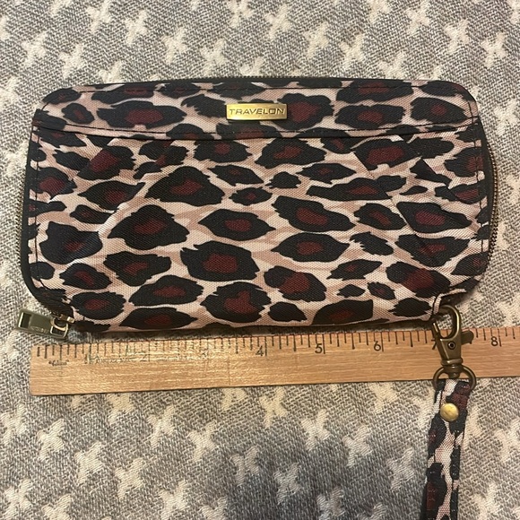 Travelon RFID Blocking Wristlet - Picture 6 of 7